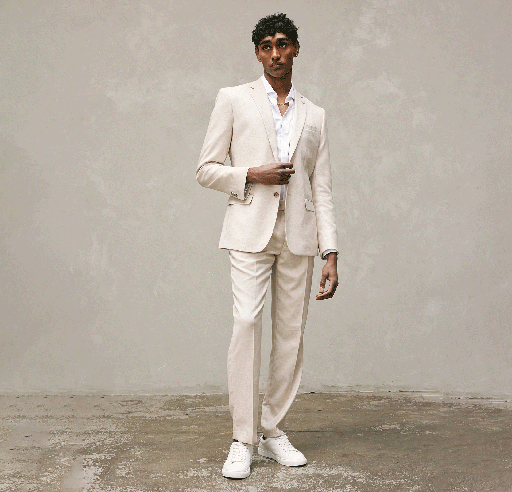 GIF of model wearing different ways to wear out Natural suiting options