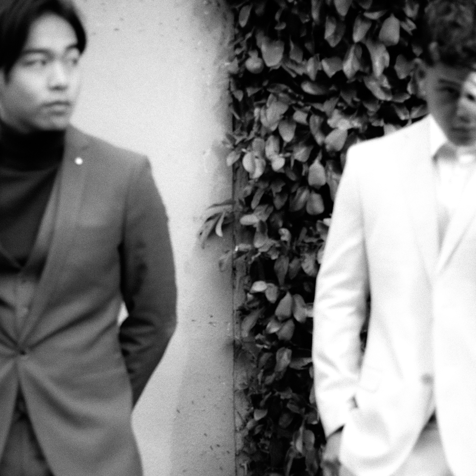 Gnomeboys featuring POLITIX Black and white image og Mike and Nathan wearing POLITIX suits in front of concrete and leafy background