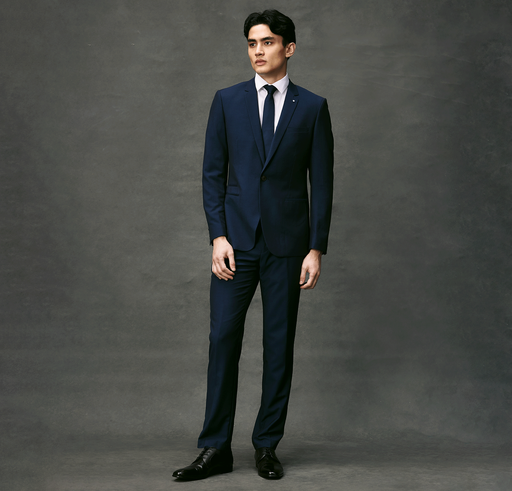 GIF of model in ways to wear navy suit